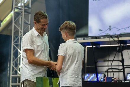 Kacper Wantulok odbiera nagrodę z rąk przewodniczącego